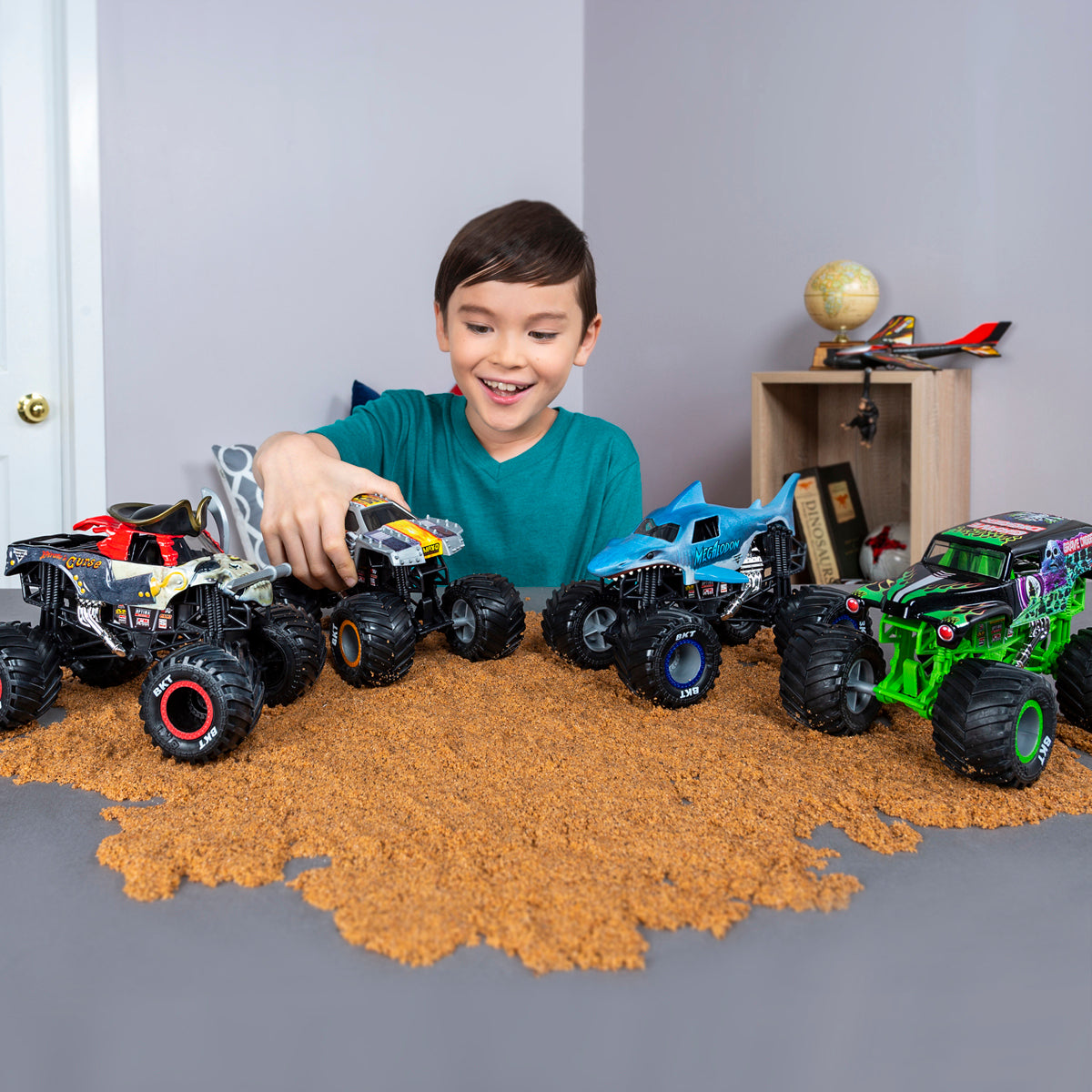Monster Jam 1:24 Scale Die-Cast Monster Truck - Megalodon (Styles Vary)