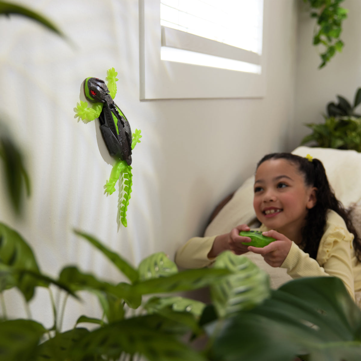 Hex Bots Wall Crawler Gecko Remote Control Figure