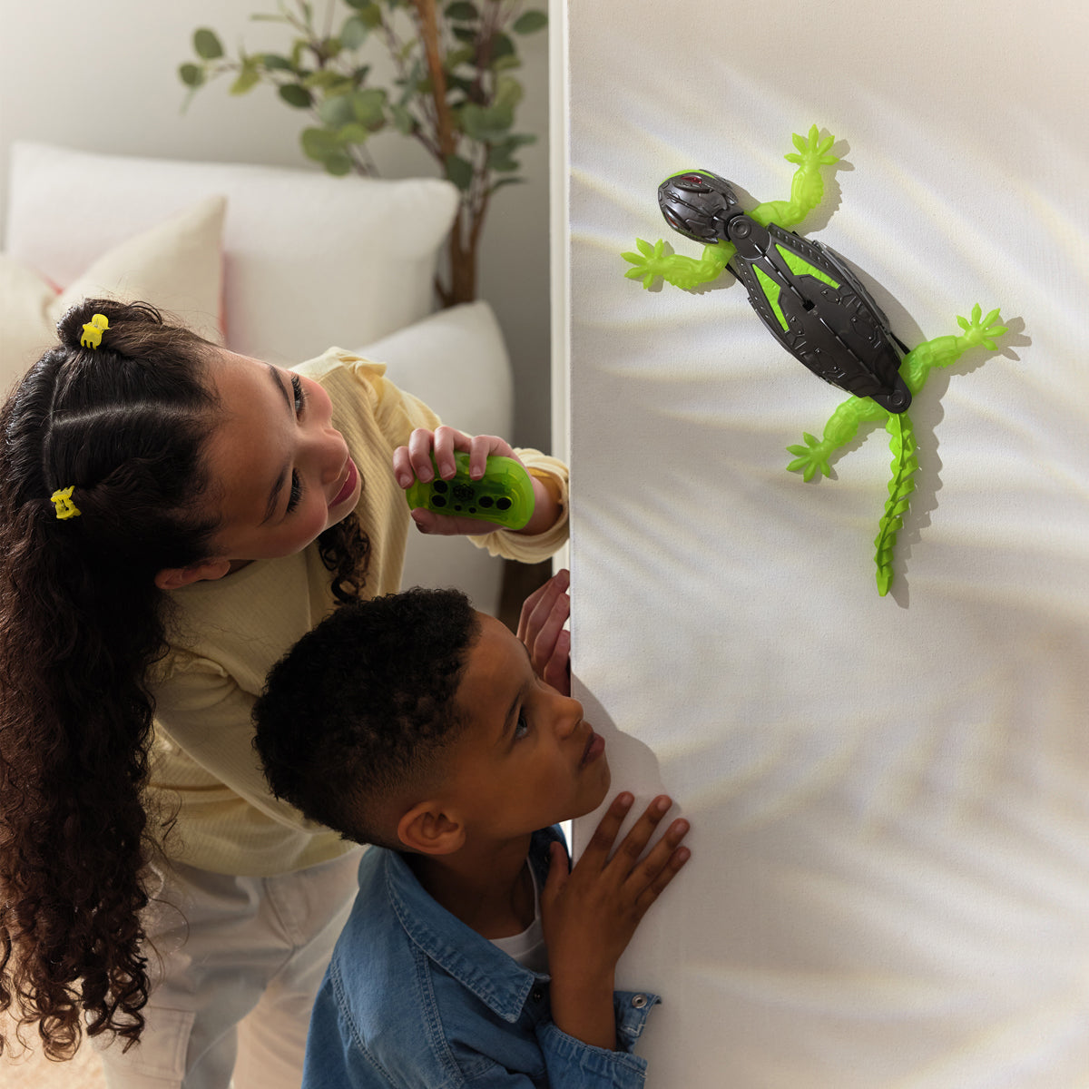 Hex Bots Wall Crawler Gecko Remote Control Figure
