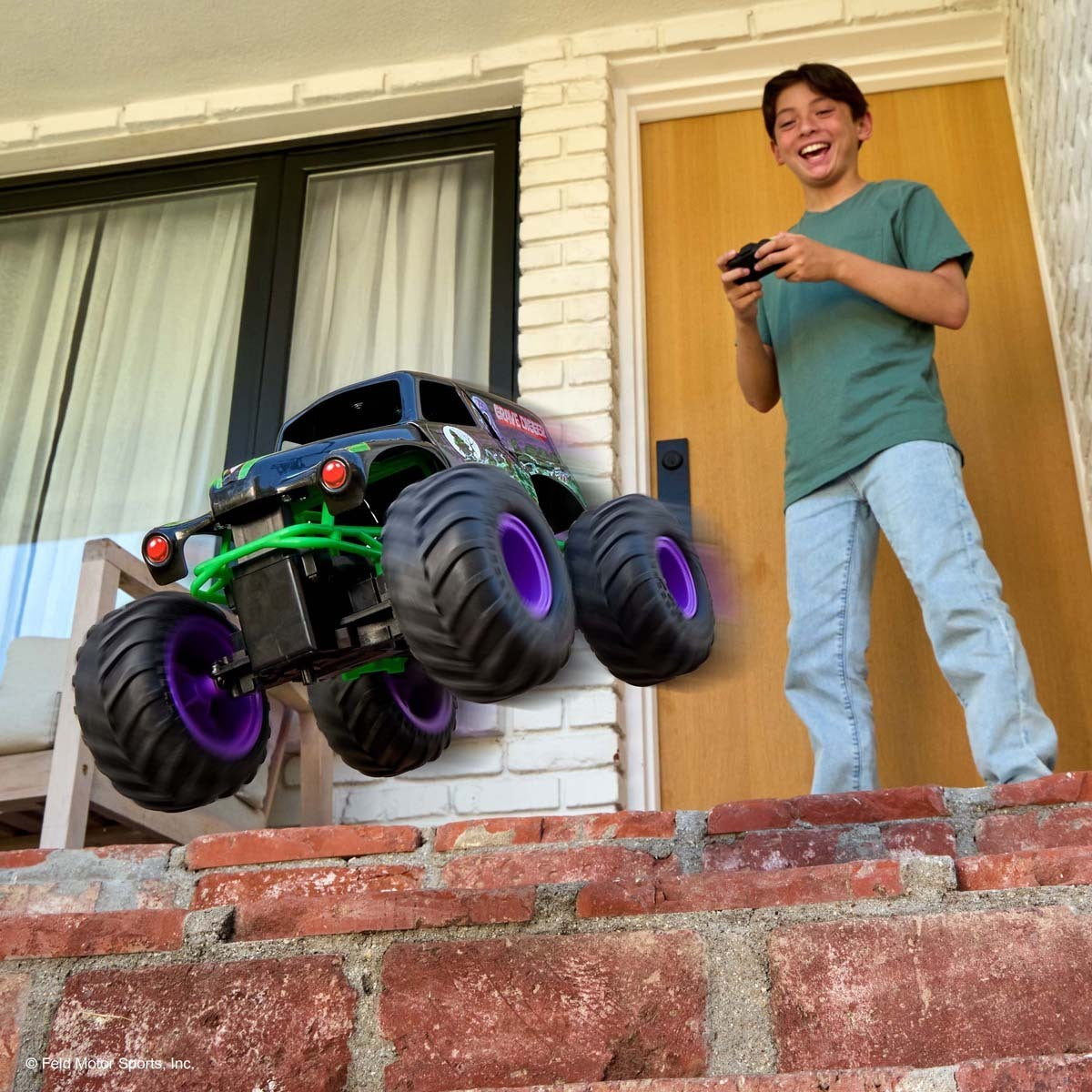 Monster Jam Smash and Bash Grave Digger Remote Control Car 1:15