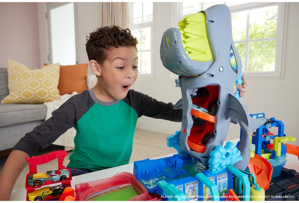 Hot Wheels City Ultra Shark Car Wash With Color Reveal Toy Car in 1:64 Scale