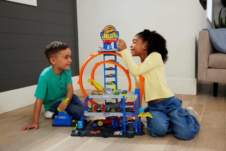 Hot Wheels MEGA Loop Garage Playset